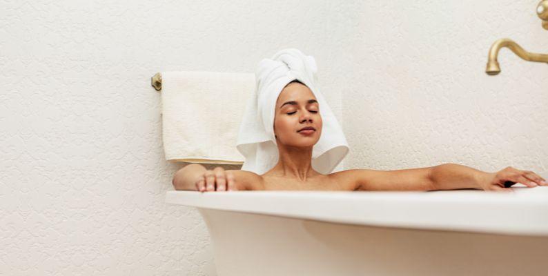 create a relaxing bath with tea tree oil