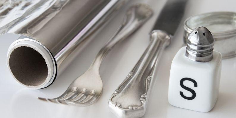 use aluminum foil and salt to clean tarnish from silver