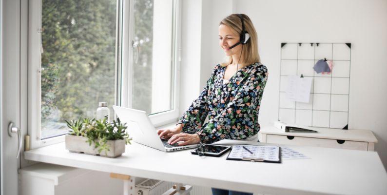 standing desk can help your workspace efficiency
